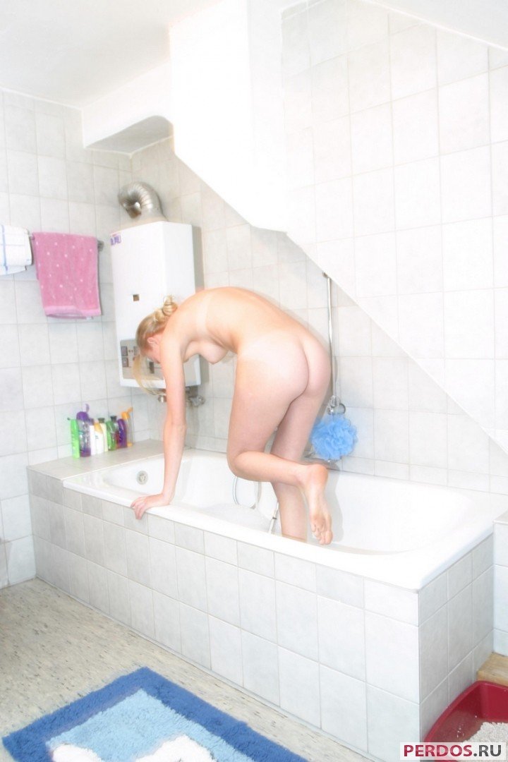 Фото: 💥 Девушки моются в ванной