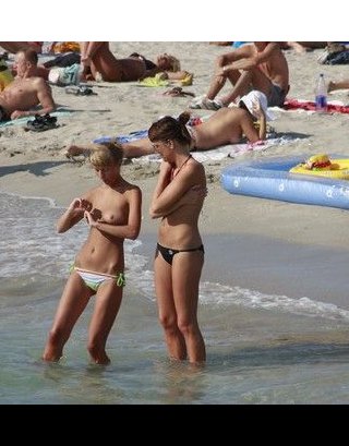 Голая девушка в жаркую погоду отдыхает на пляже смотреть фото