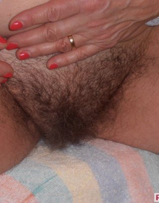 Волосатая пизда с большой грудью мамочки