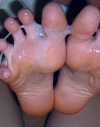 Порно слизывают сперму на ногах (63 фото) - секс и порно