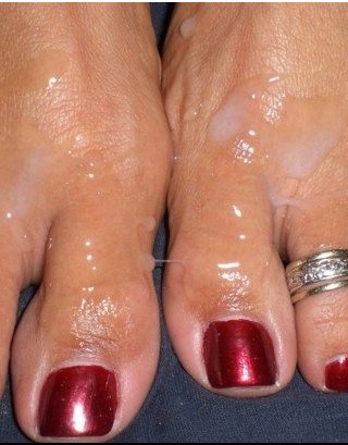 Порно девушки пальцы с красным маникюром (54 фото)