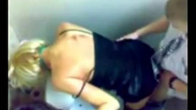 Порно видео Ебля в туалете ночного клуба, смотреть онлайн на Пердосе.