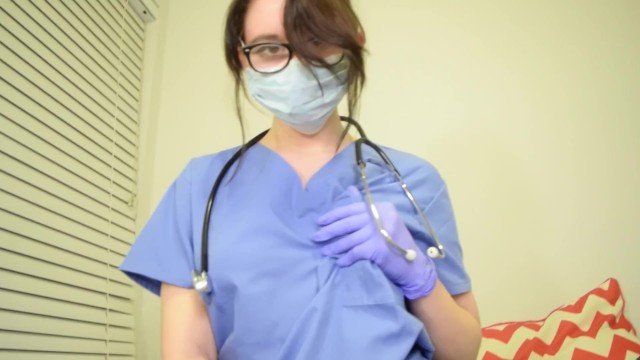 Медсестра в перчатках